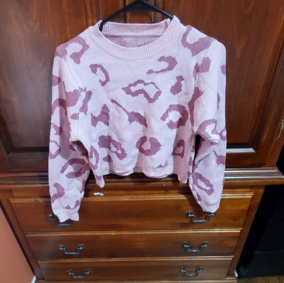 Sweaters - Pink cropped leopard print sweater.